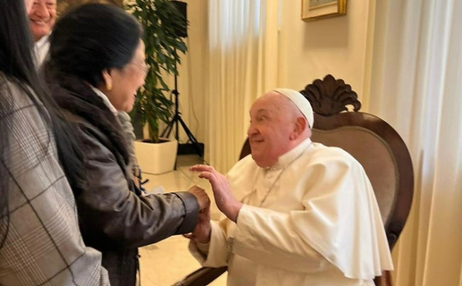 Megawati Beri Lukisan Bunda Maria Berkebaya Merah ke Paus Fransiskus