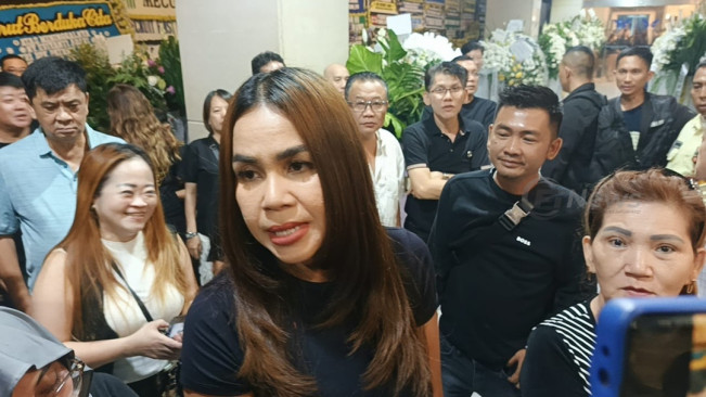 Melaney Ricardo Melayat ke Rumah Duka Ayah Sarwendah: Almarhum Sosok Periang dan Ramah