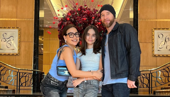 Melaney Ricardo bersama suami dan anak pertama mereka. [Instagram @melaney_ricardo]