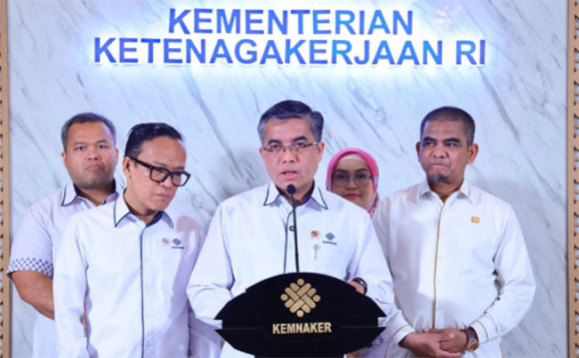 Melalui Program SPSK, Menaker Lepas 100 PMI ke Arab Saudi