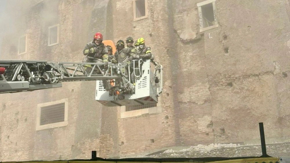 Menara Roma Abad Pertengahan Runtuh di Dekat Colosseum, Pekerja Terjebak