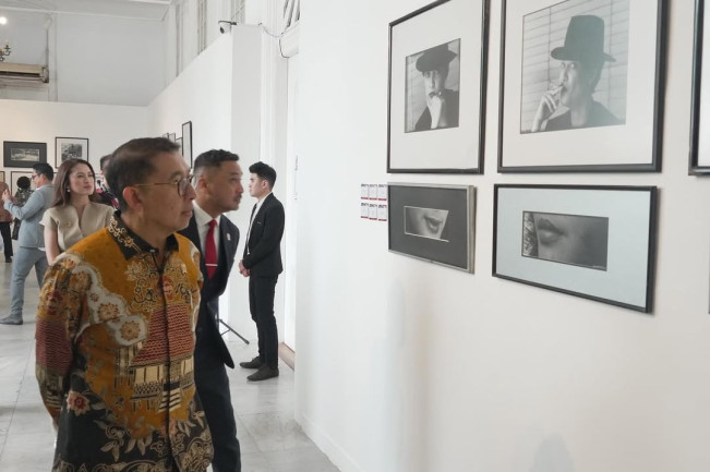 Menbud Fadli Zon melihat hadiri pameran foto karya Guntur Soekarnoputra di Galeri Nasional, Sabtu (7/6/2025). [Instagram @fadlizon]