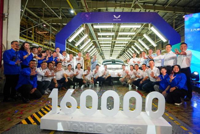 Wuling Rayakan Produksi 160.000 Unit di Pabrik Cikarang, Ekspor Perdana Cloud EV ke ASEAN