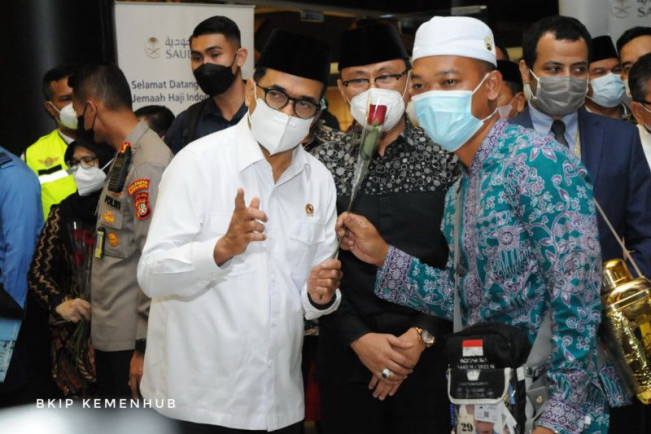 Menko PMK dan Menhub Sambut Kepulangan Jemaah Haji di Bandara Soetta