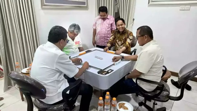 Heboh Foto Menhut Raja Juli Antoni Main Domino Bareng Eks Tersangka Pembalakan Liar
