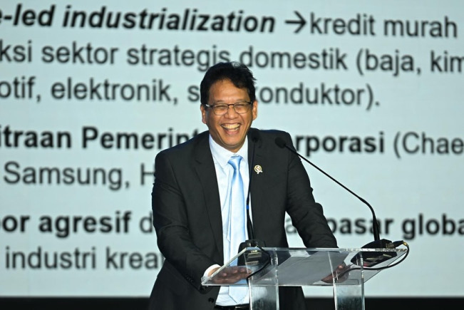 PurbayaEffect, Menteri Purbaya Ngakak Baca Komentar TikTok Sambil Ngopi