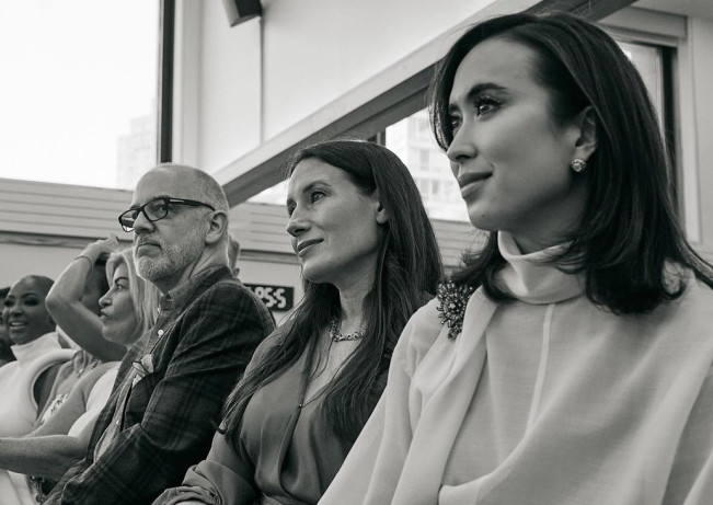 Foto Cantik Menpar Widiyanti Wardhana: Memesona Pakai Seragam Loreng