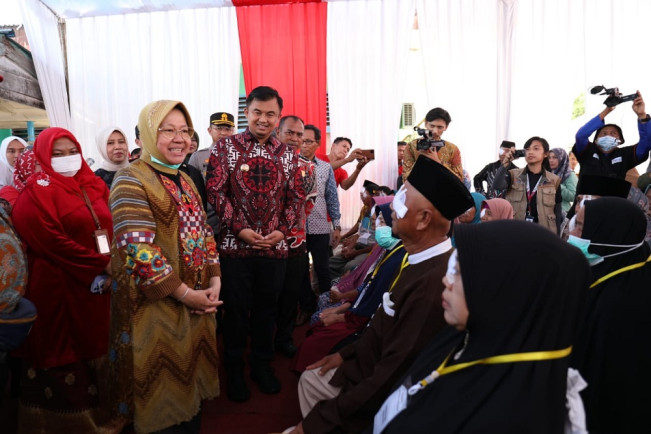 Mensos Risma Berikan Bantuan untuk Korban Longsor di Bogor