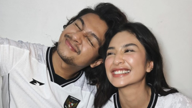 Timnas Day! Deva Mahendra dan Mikha Tambayong Tampil Kece Pakai Jersey Timnas Away