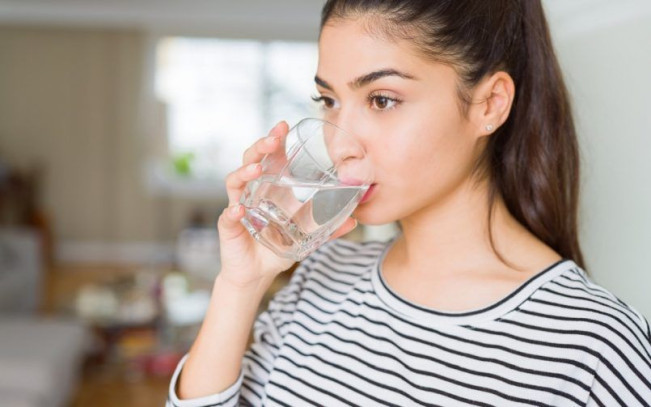 Mengapa Disarankan Minum Air Putih setelah Bangun Tidur?