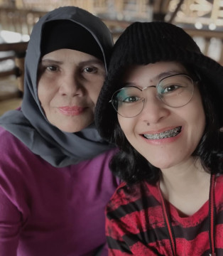 Mita The Virgin bersama ibunda. [Instagram @mitathevirgin]