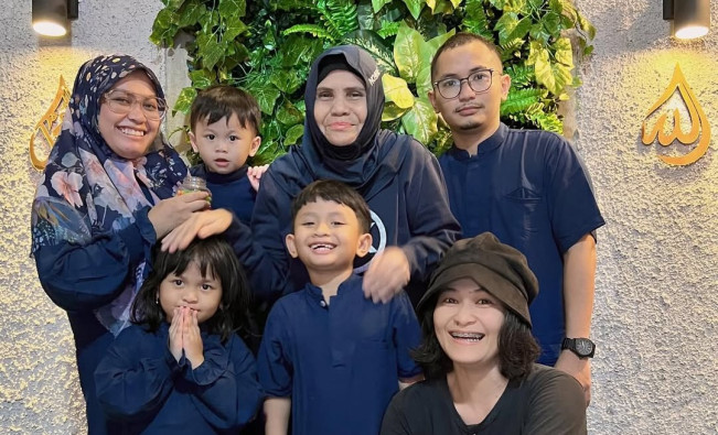 Mita The Virgin dan keluarga. [Instagram @mitathevirgin]