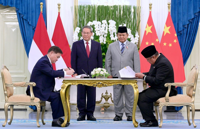 Presiden Prabowo Subianto dan PM China Li Qiang saksikan penandatanganan 12 Nota Kesepahaman (MoU) Strategis RI–Tiongkok. [Dok. Setneg]