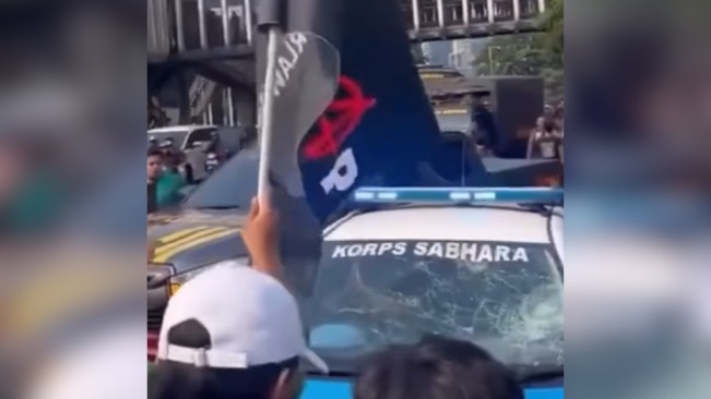 Viral Mobil Polisi Dirusak Pendemo Depan Polda Metro Jaya