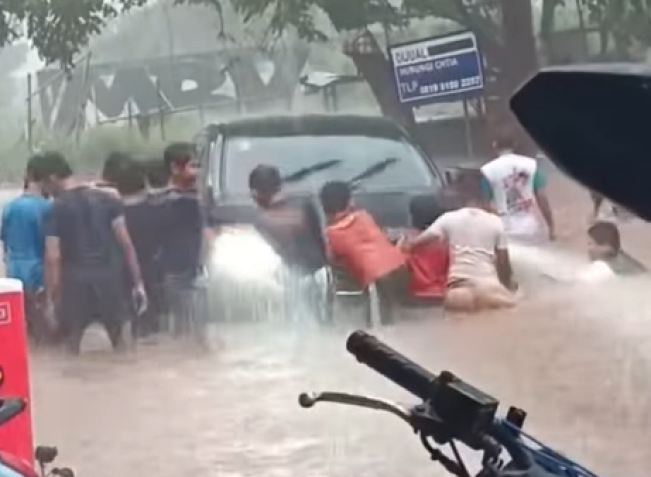 Tips Mobil Terhindar Hydro Lock Saat Terjang Banjir