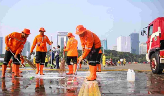 Sebanyak 3.000 Petugas Bantu Bersihkan Monas