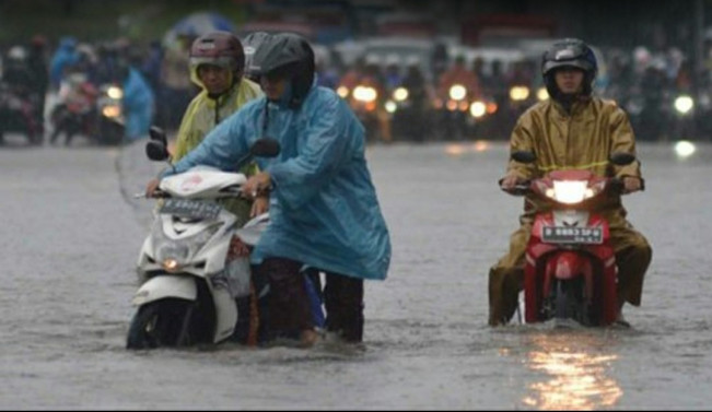 Tips Hal yang Harus Dilakukan Saat Motor Mogok Terjang Banjir