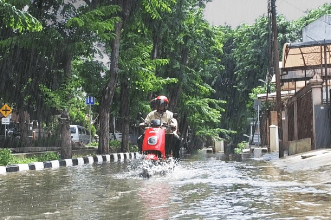 Motor listrik terobos banjir. [Ist]
