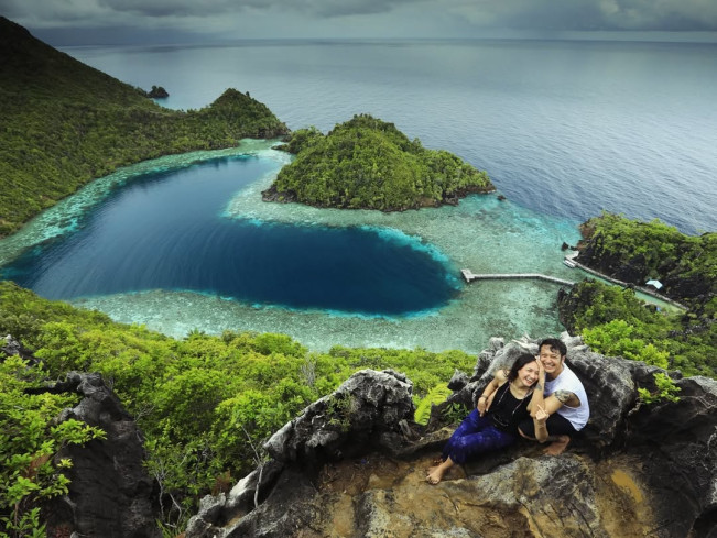 Nadine Chandrawinata bersama suami, Dimas Anggara. [Instagram @nadinelist]