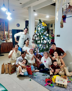 Nadine Chandrawinata bersama keluarga besar. [Instagram @nadinelist]
