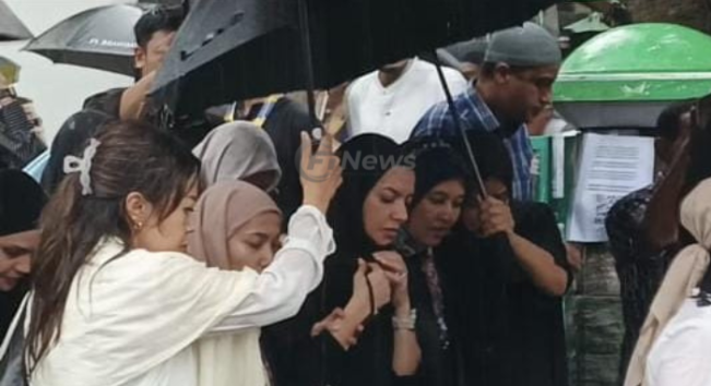 Berpakaian Serba Hitam, Najwa Shihab Tegar Lepas Kepergian Sang Suami