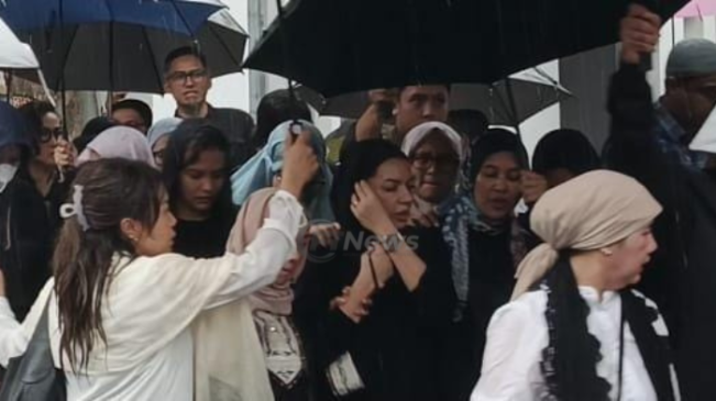 Kenapa Najwa Shihab Tak Ada di Pemakaman Ibrahim Sjarief Assegaf?