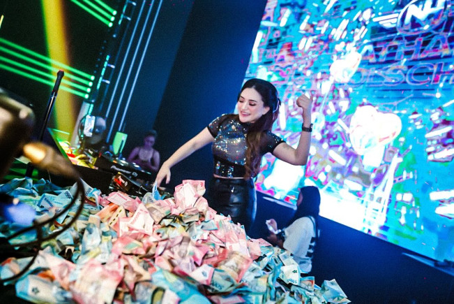 Uang Saweran Ditumpuk di Kasur, Natalie Holscher: Ini Hasil Jadi DJ!
