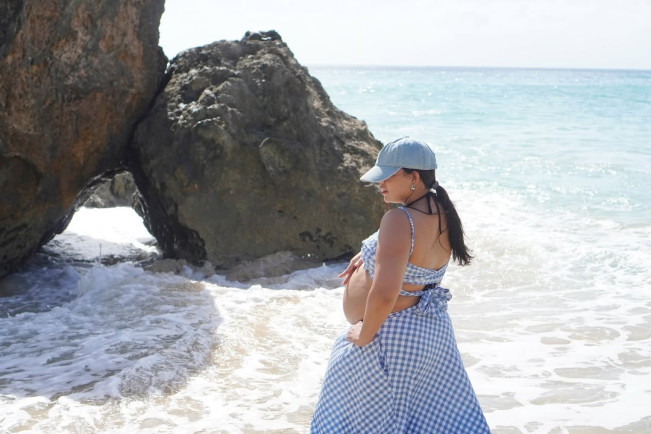 Biodata dan Agama Nessie Judge, Pamer Baby Bump di Pinggir Pantai