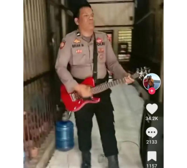 Viral! Aksi Polisi Hibur Para Tahanan Saat Idul Fitri