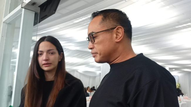 Mikhayla Zalindra, Anak Sulung Nia Ramadhani Nyaris Pingsan di Rumah Duka