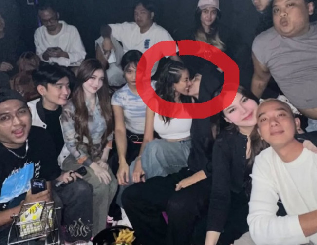 Buset, Nikita Mirzani dan Matthew Gilbert Cuek Ciuman Bibir di Depan Umum