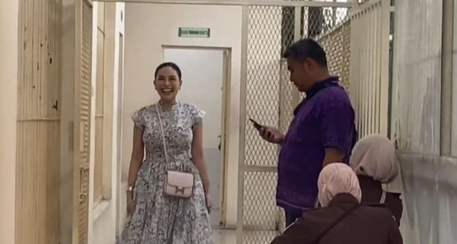 Jalani Sidang, Nikita Mirzani Tampil Modis dan Bawa Tas Hermes, Segini Harganya