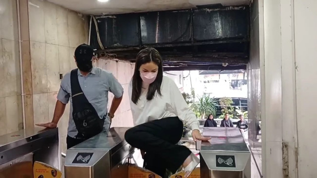 Nikita Mirzani Nekat Lompati Pembatas Jalan Masuk Krimum Polda Metro Jaya!