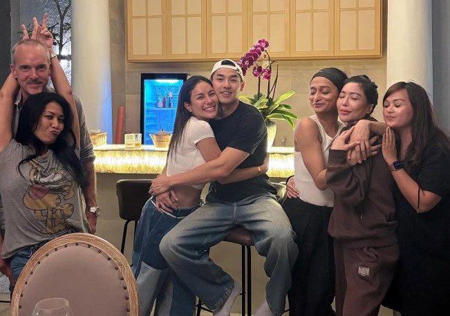 Foto Nikita Mirzani Gelendotan ke Matthew Gilbert, Bucin Tingkat Dewa!