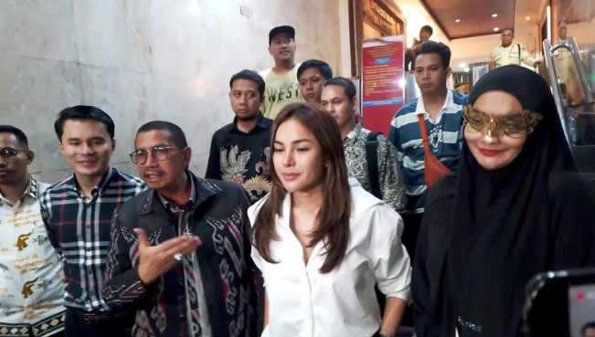 Nikita Mirzani Ancam 'Gigit' Dokter Reza Gladys