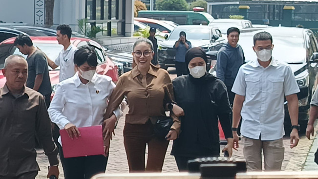 Nikita Mirzani Tak Diborgol Tiba di Kejari, Ada Perlakuan Istimewa?