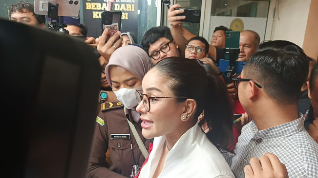 VIDEO Detik-Detik Nikita Mirzani Ngamuk Usai Sidang Kasus Pemerasan