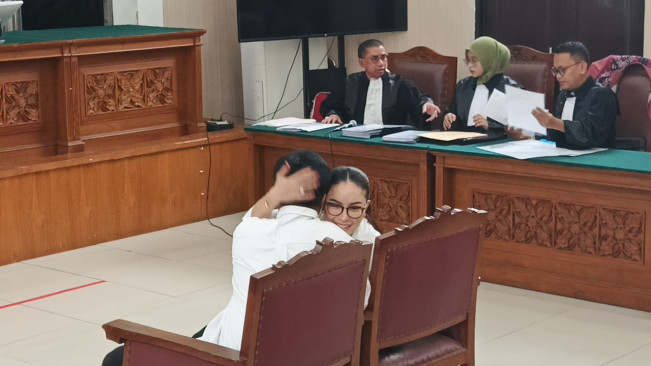 Peluk Mail Sebelum Sidang, Nikita Mirzani Hadapi Dakwaan TPPU dan Pemerasan di PN Jaksel