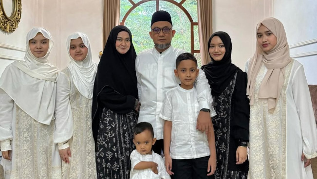 Novel Baswedan bersama istri dan anak-anak. [Instagram @novelbaswedanofficial]