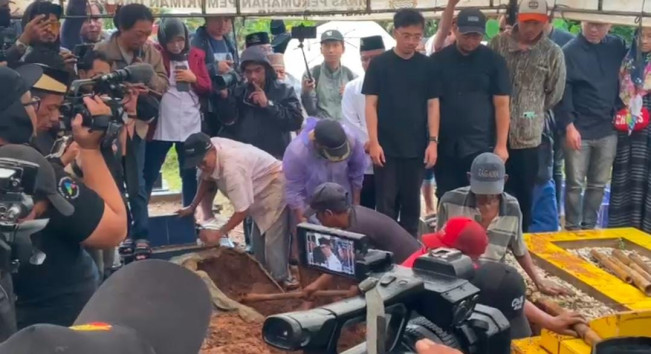 Nurul Qomar Dimasukkan ke Liang Lahat, Tangis Keluarga pun Pecah