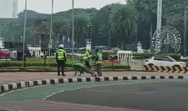 Viral 2 Ojol Dihukum Push Up, Diduga Nyelonong Melintasi Konvoi PM China