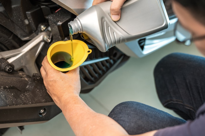 Kenali! Ini Ciri-Ciri Oli Palsu