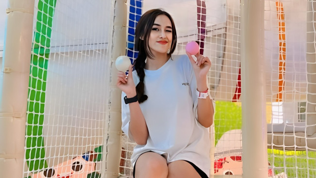 7 Foto Cantik Oshima Yukari, Pramugari Korban Kebakaran Glodok Plaza