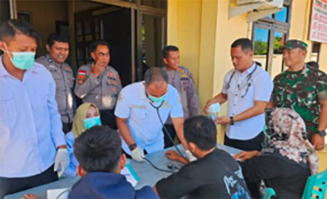 32 PMI Ilegal berhasil diselamatkan dan menjalani pemeriksaan kesehatan/Foto: mediacenter.riau