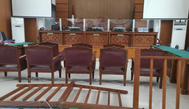 Usai Pembacaan Vonis, Pagar Pembatas di Ruang Sidang PN Jaksel Roboh
