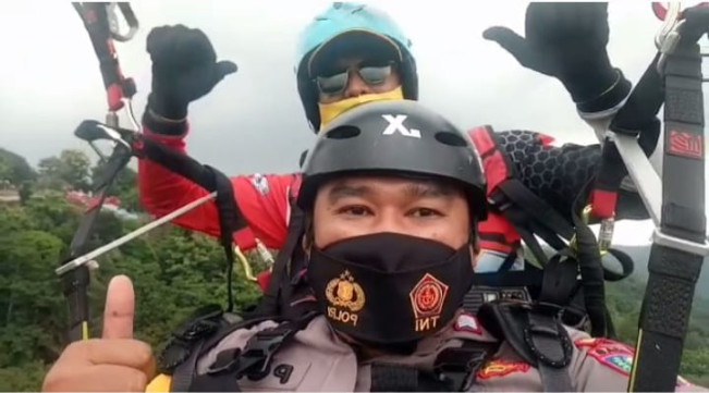 Polisi Sosialisasikan Keselamatan Berkendara Melalui Paralayang