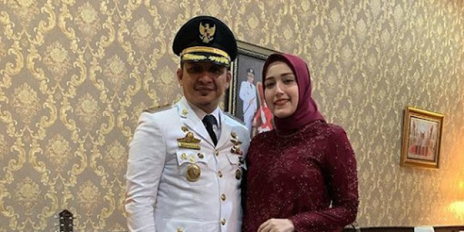 Pasha Ungu bersama istri saat menjadi Plt Wali Kota Palu. [Instagram]