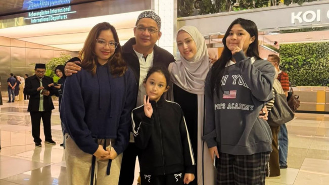 Bersama Istri dan Orang Tua, Pasha Ungu Laksanakan Ibadah Haji