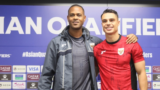 Pelatih Patrick Kluivert dan Joey Pelupessy dalam konferensi pers jelang laga Timnas Indonesia vs Jepang, Senin (9/6/2025). [Dok. PSSI]