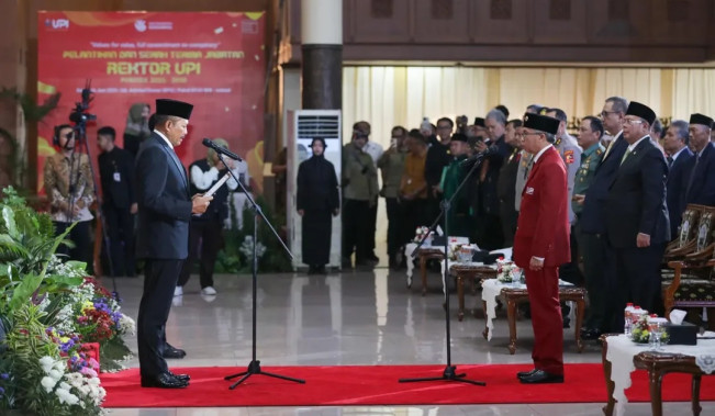 Pelatinkan Rektor UPI Bandung Prof Didi Sukyadi. [Instagram @cucunsyamsurijal]